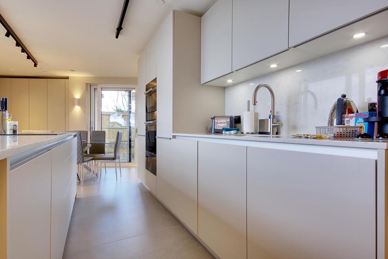Appartamento Luxury 3 Bed Flat With Large Terrace, Sea Views And Hot Tub Canford Cliffs Esterno foto