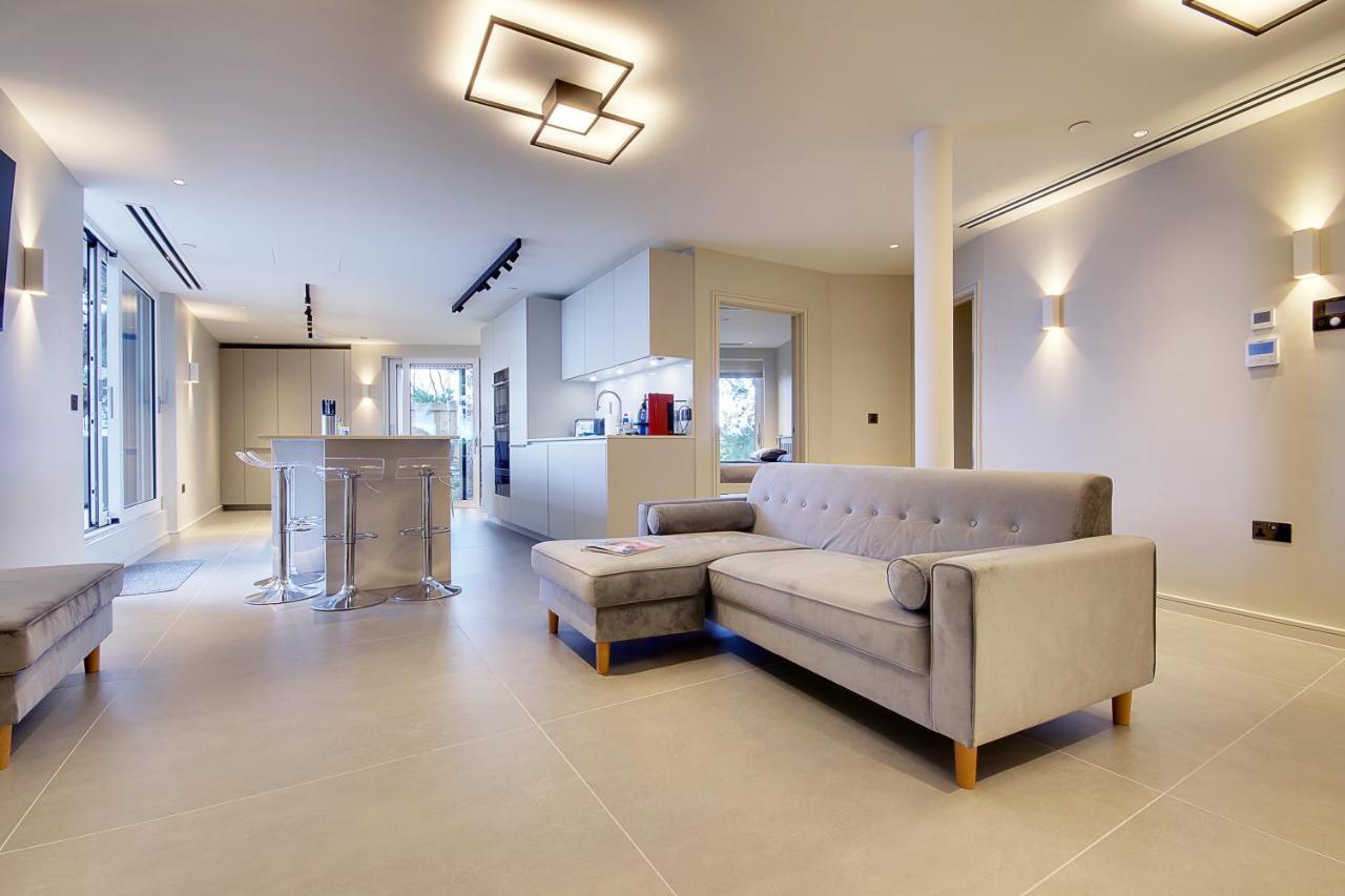 Appartamento Luxury 3 Bed Flat With Large Terrace, Sea Views And Hot Tub Canford Cliffs Esterno foto