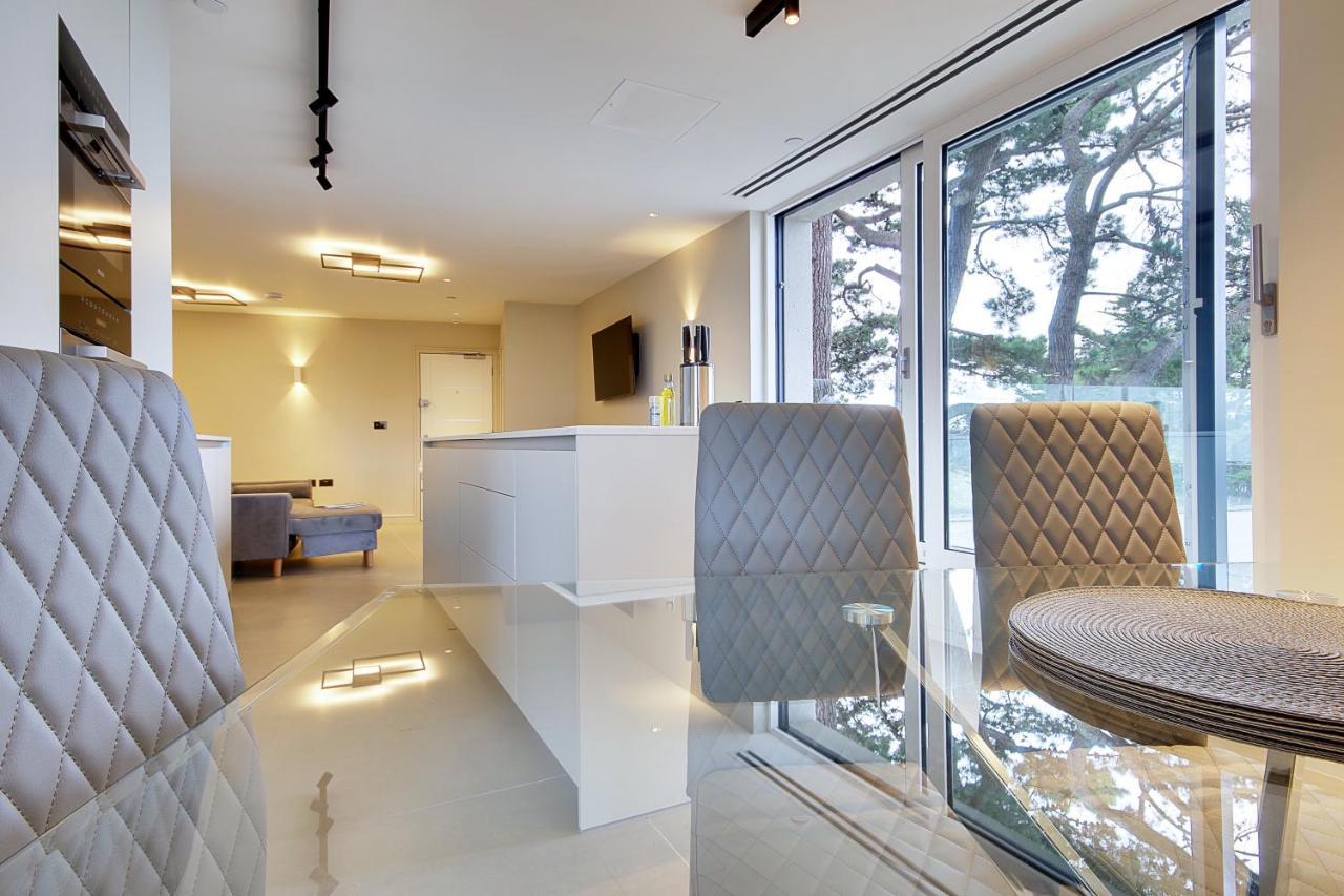 Appartamento Luxury 3 Bed Flat With Large Terrace, Sea Views And Hot Tub Canford Cliffs Esterno foto