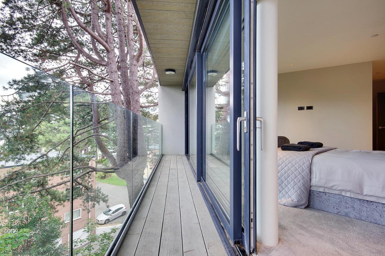 Appartamento Luxury 3 Bed Flat With Large Terrace, Sea Views And Hot Tub Canford Cliffs Esterno foto