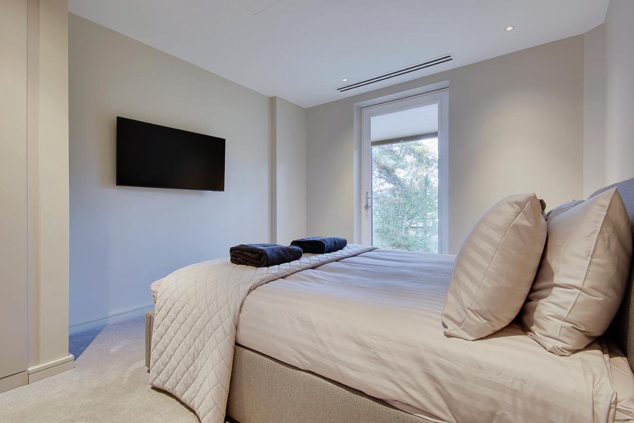 Appartamento Luxury 3 Bed Flat With Large Terrace, Sea Views And Hot Tub Canford Cliffs Esterno foto