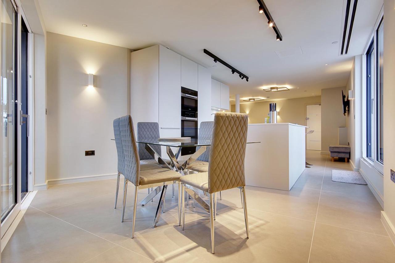 Appartamento Luxury 3 Bed Flat With Large Terrace, Sea Views And Hot Tub Canford Cliffs Esterno foto