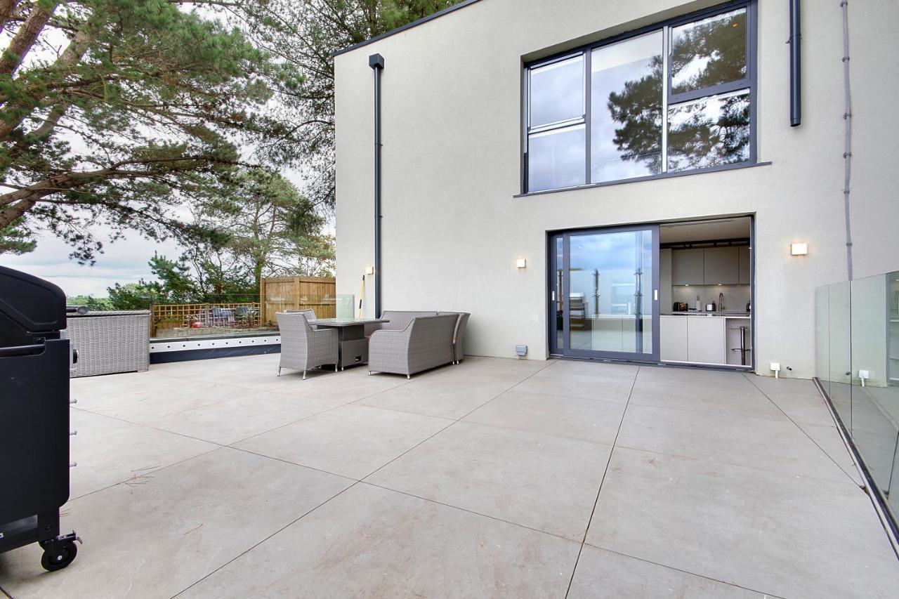 Appartamento Luxury 3 Bed Flat With Large Terrace, Sea Views And Hot Tub Canford Cliffs Esterno foto