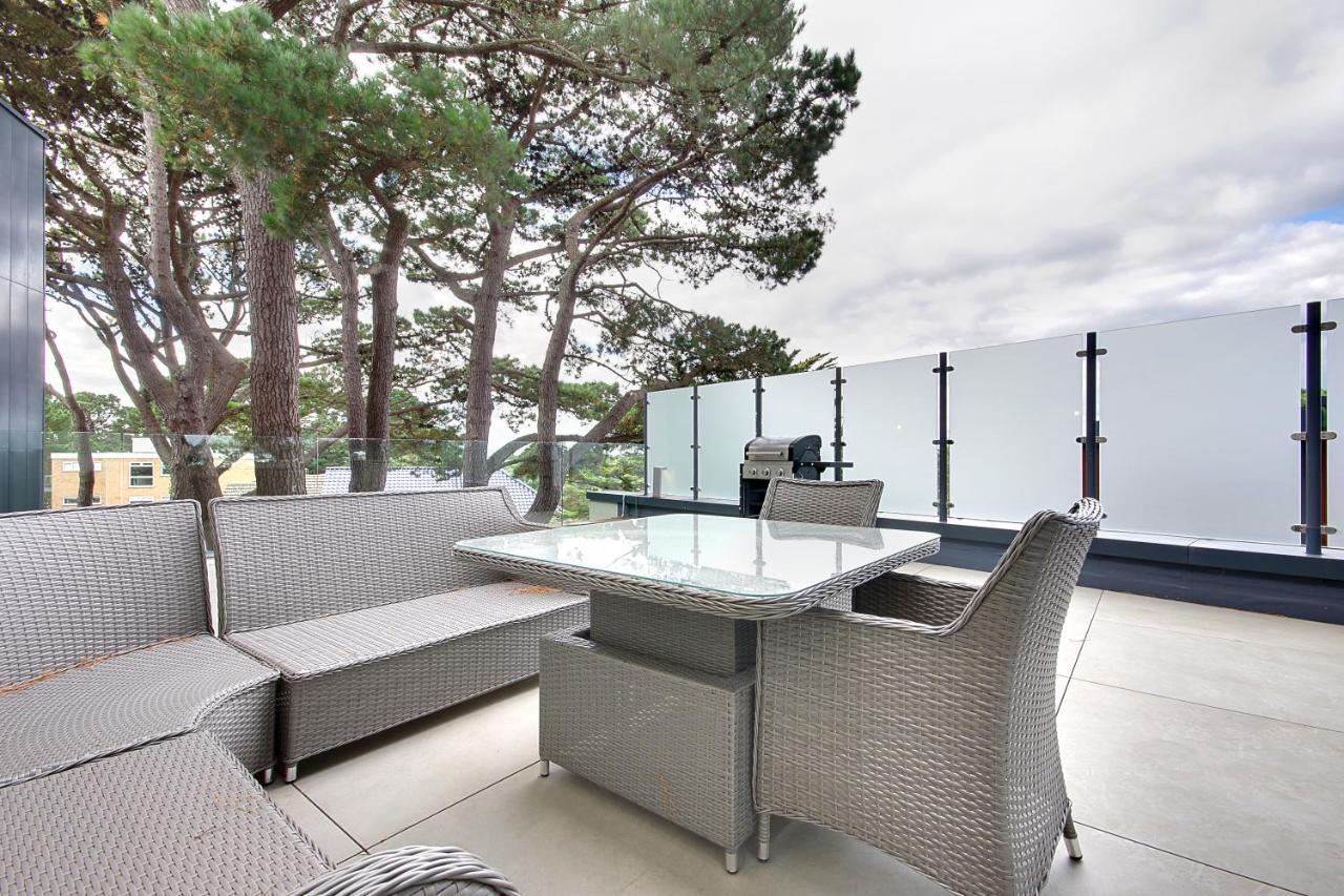 Appartamento Luxury 3 Bed Flat With Large Terrace, Sea Views And Hot Tub Canford Cliffs Esterno foto